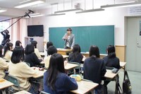 授業には校内公募の上で抽選された品川女子学院の生徒42名が出席した。