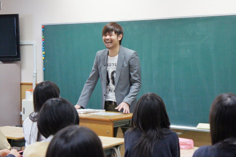 品川女子学院の生徒を前に「シナリオ学」の授業を全7回にわたって行う品川庄司・品川ヒロシ。