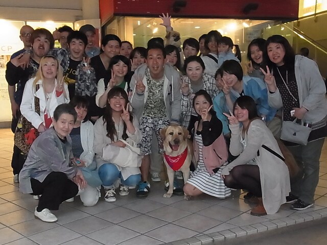 松本秀樹とラブラドール・レトリバーのまさお君による東北・新潟キャンペーンの模様。写真はFM新潟。(c)2012「LOVE　まさお君が行く！」製作委員会