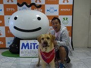 松本秀樹とラブラドール・レトリバーのまさお君による東北・新潟キャンペーンの模様。写真は宮城テレビ。(c)2012「LOVE　まさお君が行く！」製作委員会