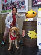 松本秀樹とラブラドール・レトリバーのまさお君による東北・新潟キャンペーンの模様。写真は福島中央テレビ。(c)2012「LOVE　まさお君が行く！」製作委員会