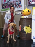 松本秀樹とラブラドール・レトリバーのまさお君による東北・新潟キャンペーンの模様。写真は福島中央テレビ。(c)2012「LOVE　まさお君が行く！」製作委員会