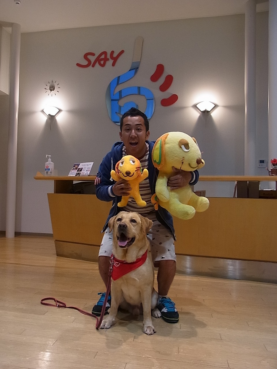 松本秀樹とラブラドール・レトリバーのまさお君による東北・新潟キャンペーンの模様。写真はさくらんぼテレビ。(c)2012「LOVE　まさお君が行く！」製作委員会
