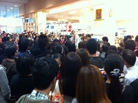 松本秀樹とラブラドール・レトリバーのまさお君による東北・新潟キャンペーンの模様。写真はイオンモール新潟南。(c)2012「LOVE　まさお君が行く！」製作委員会