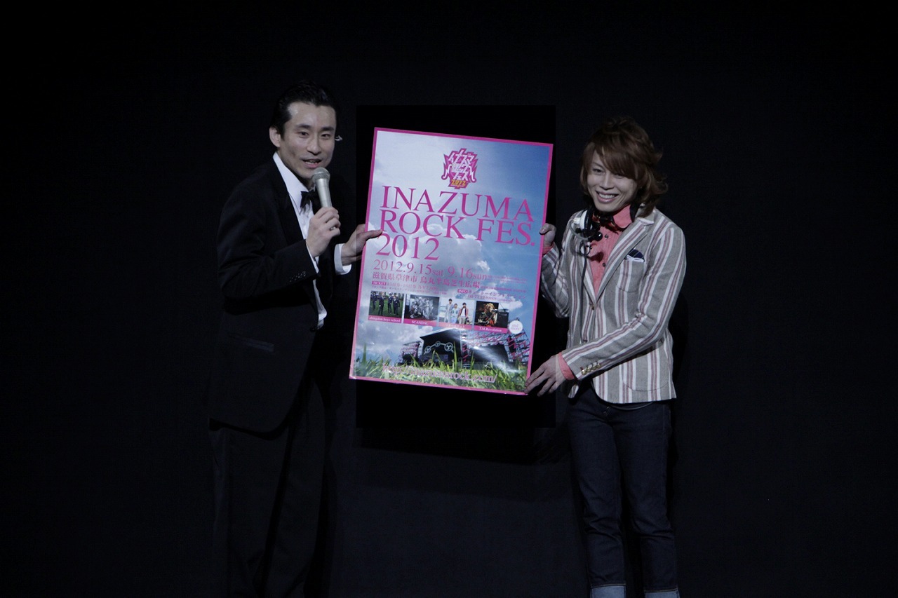 「吉本百年物語」5月公演に出演しているザ・プラン9・なだぎ武と、特別ゲストの西川貴教。(c)吉本興業