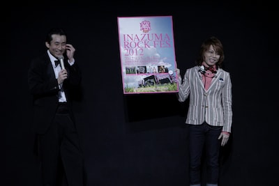 「吉本百年物語」5月公演に出演しているザ・プラン9・なだぎ武と、特別ゲストの西川貴教。(c)吉本興業