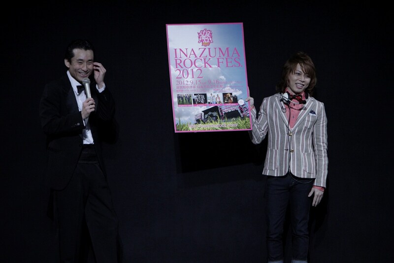 「吉本百年物語」5月公演に出演しているザ・プラン9・なだぎ武と、特別ゲストの西川貴教。(c)吉本興業