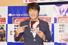 自著「とはいえ、便所は宇宙である」の発売記念サイン会に登場した千原ジュニア。