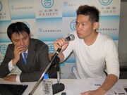 HGの隣で神妙な面持ちをしているのは、HGと初対面の俳優班社員。