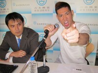 この記事を読むかもしれないRGに怒りをあらわにするHG。隣はHGが今後お世話になるかもしれない俳優班社員。