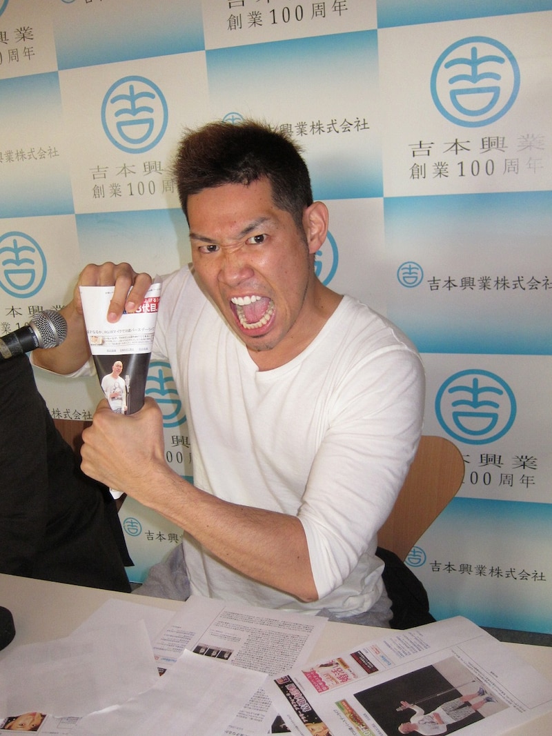 6月8日（金）に渋谷ヨシモト∞ホールで開催されるレイザーラモンRGのイベントライブ「RG38歳の誕生日。38といえば38マイク。HG、漫才しようか。」に異議を唱えるレイザーラモンHG。