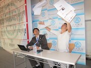 RGの記事をお笑いナタリー記者の前で放り投げるHG。