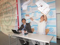 RGの記事をお笑いナタリー記者の前で放り投げるHG。