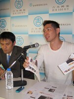 お笑いナタリーに掲載されたRGの記事をビリビリに引き裂くHG。