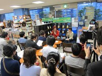 観客からイランに関する質問も。