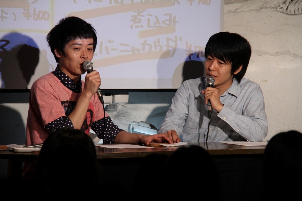 阿佐ヶ谷ロフトAにて「うしろシティ初トークライブ『裁縫男子と料理男子』」を開催したうしろシティ。左が金子、右が阿諏訪。