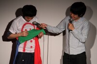 うしろシティ初トークライブ「裁縫男子と料理男子」の一場面。