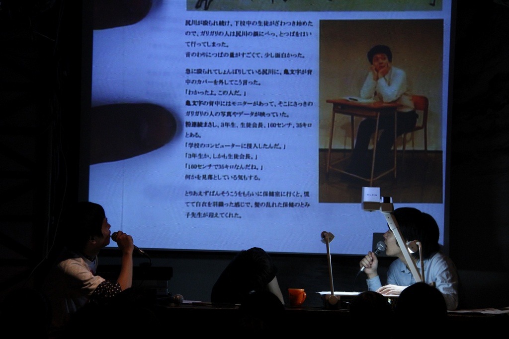 うしろシティ初トークライブ「裁縫男子と料理男子」の一場面。