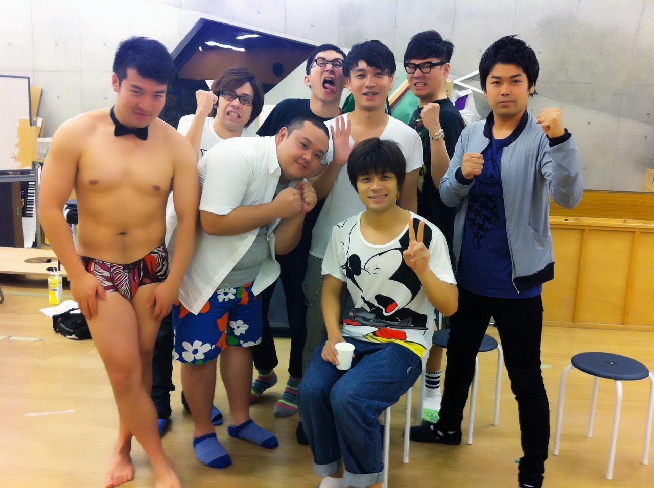 5月29日から神保町花月にてスタートする芝居「トラブルストーリー」脚本のニブンノゴ！宮地、ジューシーズ、シソンヌ、ガリバートンネル。(c)吉本興業