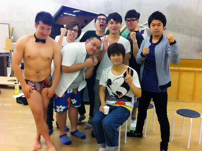 5月29日から神保町花月にてスタートする芝居「トラブルストーリー」脚本のニブンノゴ！宮地、ジューシーズ、シソンヌ、ガリバートンネル。(c)吉本興業