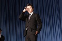 渡部篤郎のモノマネをするおおともりゅうじ。普段はモノマネパブの経営もしている。