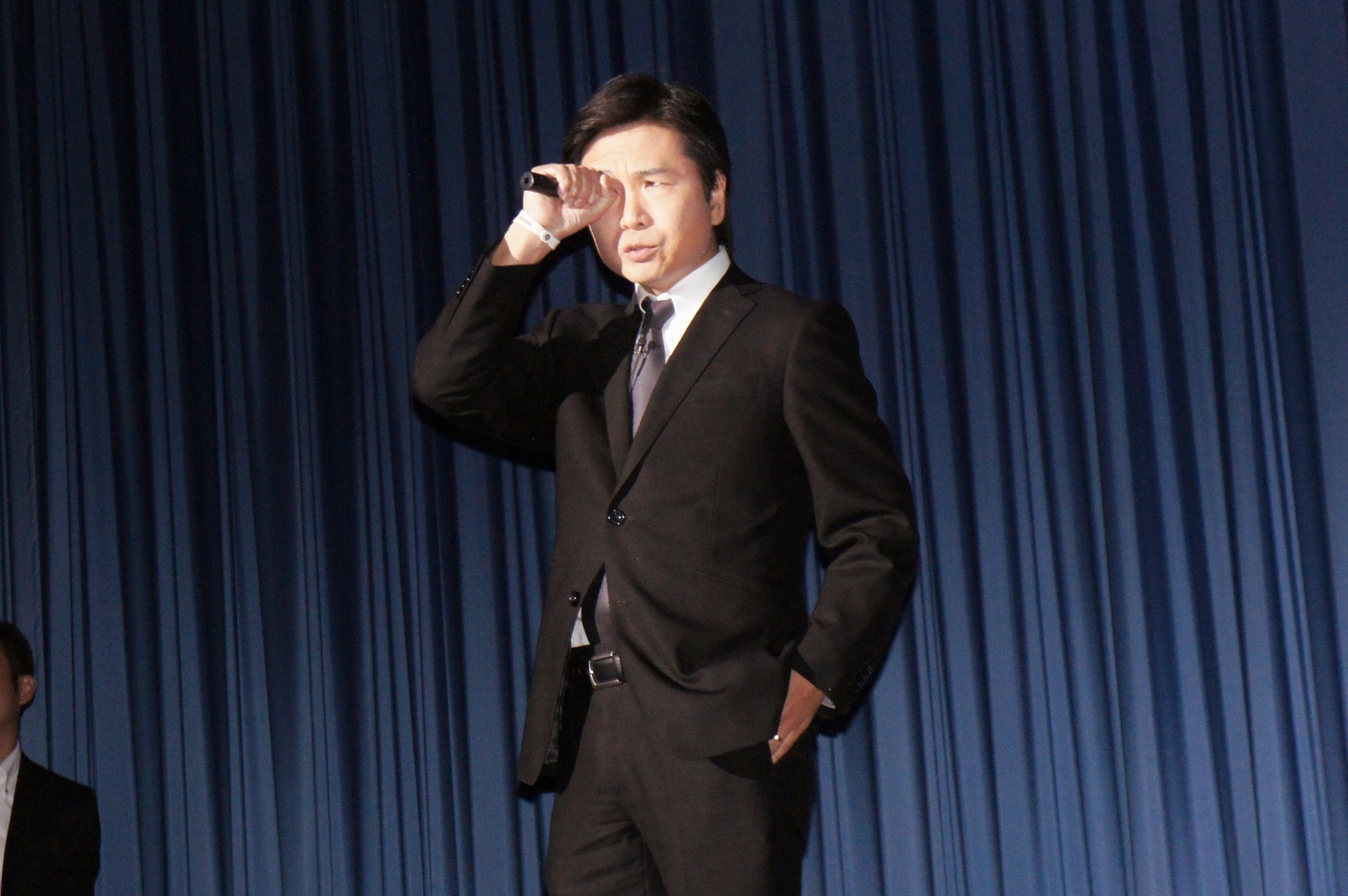渡部篤郎のモノマネをするおおともりゅうじ。普段はモノマネパブの経営もしている。