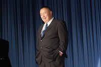 ビートたけしのモノマネをする松村邦洋。