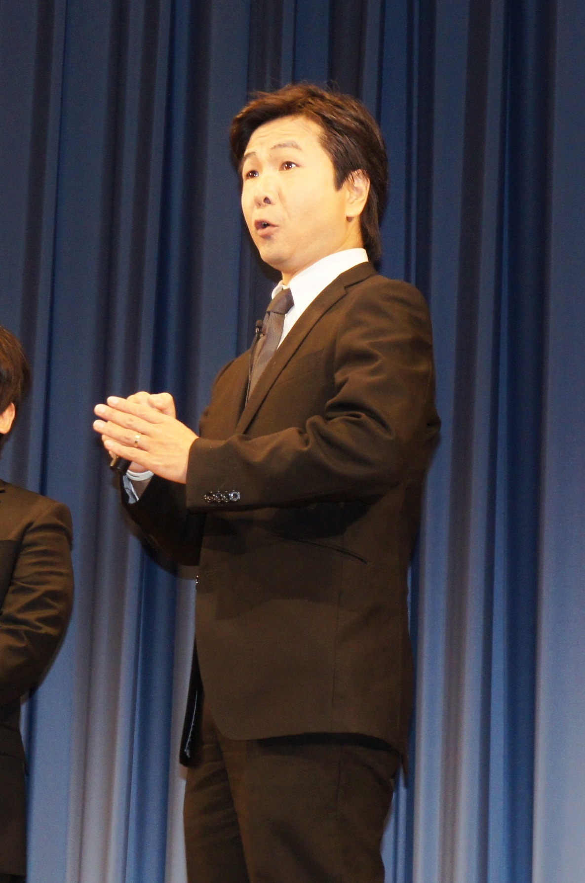 クリス・ペプラーのモノマネをするおおともりゅうじ。