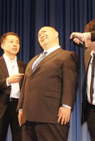 津川雅彦、西田敏行に続けて、貴乃花親方のモノマネをする松村邦洋（中央）。