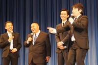 本物の渡部篤郎（右から2人目）を交えてトークは大盛り上がり。最終的には渡部が自分自身をデフォルメしたような話し方を披露して会場の笑いを誘った。