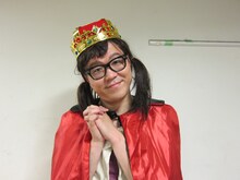 渋谷・ヨシモト∞ホールにて開催された「ブスユニバース2012～女装ブスナンバー1決定戦～」で優勝した上田聖子（シソンヌ長谷川）。