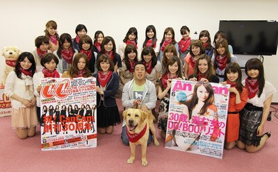 映画「LOVE まさお君が行く！」の「CanCam&AneCan美人読者ブロガー試写会&懇親会」にスペシャルゲストとして参加した松本秀樹とラブラドール・レトリバーのまさお君。6月23日より新宿ピカデリーほか全国ロードショー。(C)2012「LOVE　まさお君が行く！」製作委員会