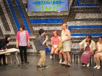 カツラがとれてハゲが露呈した照美。押見委員長は「ハゲるタイミングがないからってそれは違うぞ！」と注意。