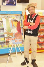 マキタスポーツ。DVD内のおすすめネタを記者に尋ねられると「ビジュアル系のネタで、タイトルは『お母さん』。どのバンドとは特定していないけど、フルバンドで耽美的に歌い上げた」と答えた。