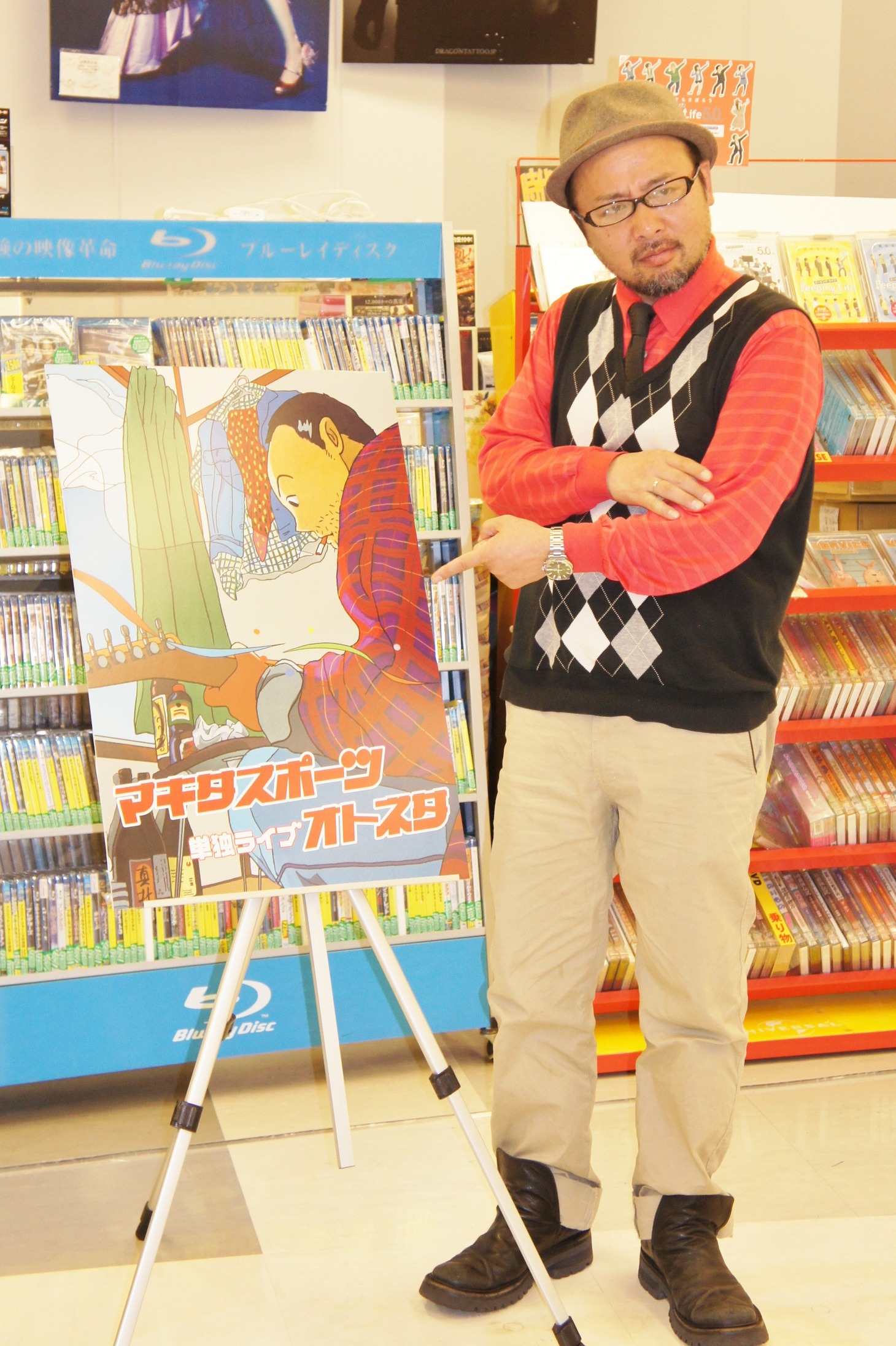 マキタスポーツ。DVD内のおすすめネタを記者に尋ねられると「ビジュアル系のネタで、タイトルは『お母さん』。どのバンドとは特定していないけど、フルバンドで耽美的に歌い上げた」と答えた。