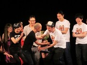 ムチャぶりに尻込みするラバガに「やればいいじゃん！笑わせればいいじゃん！芸人なんだから」と手本を見せた小峠。