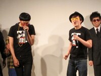 ラップで登場したラバーガール。