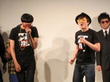 ラップで登場したラバーガール。