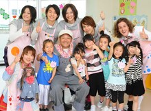 山口智充が園長先生役を務める「エビバディ！Good学園」の出演者達。(c)LaLa TV