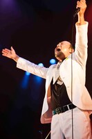 DVD「マキタスポーツ単独ライブ オトネタ」の一場面。(c)CURIOUSCOPE