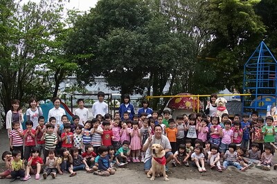 映画「LOVE まさお君が行く！」の公開を記念して静岡キャンペーンを行った松本秀樹とラブラドール・レトリバーのまさお君。(C)2012「LOVE　まさお君が行く！」製作委員会