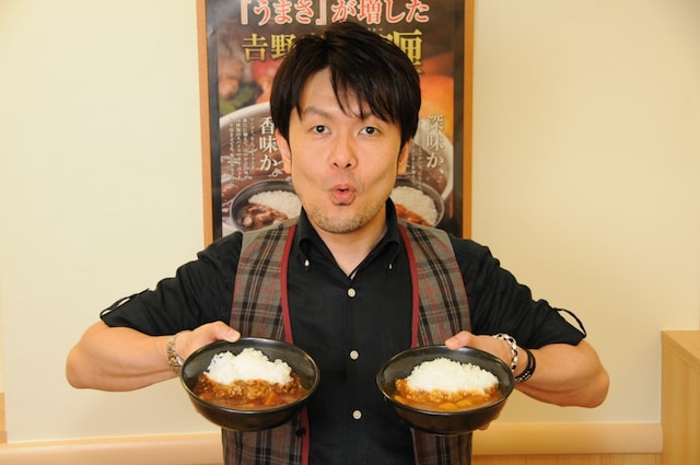 吉野家の「こく旨カレー」と「旨辛カレー」を試食した土屋。普段は「家で嫁が作る、野菜とマッシュルームがゴロゴロ入ったカレーが好きですね」と語った。