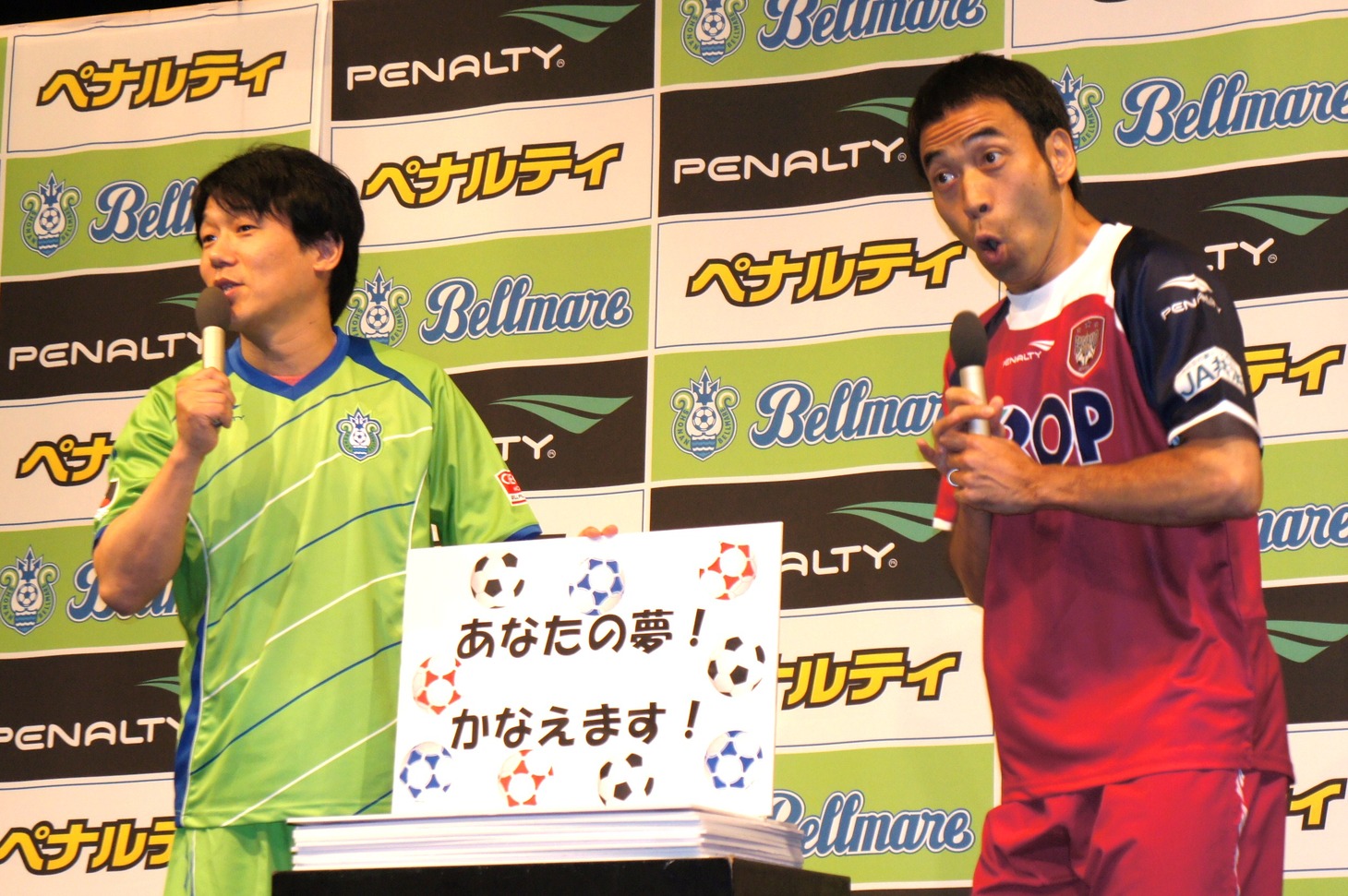 ヒデ（左）が「あなたの夢！スタジアムでかなえます」企画についてプレゼン。