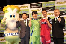 サッカーJ2リーグで「ペナルティスペシャルデー」をプロデュースするペナルティと、（株）ウインスポーツ渡辺氏（右端）、（株）湘南ベルマーレ眞壁氏（左から2人目）、ベルマーレのマスコット・キングベルI世（左端）。