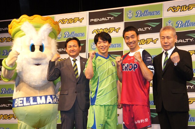 サッカーJ2リーグで「ペナルティスペシャルデー」をプロデュースするペナルティと、（株）ウインスポーツ渡辺氏（右端）、（株）湘南ベルマーレ眞壁氏（左から2人目）、ベルマーレのマスコット・キングベルI世（左端）。