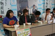 「うどん県。それだけじゃない香川県物産展」記者会見の様子。(c)吉本興業