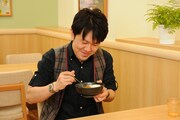 吉野家の「こく旨カレー」と「旨辛カレー」を試食した土屋。あまりカロリーをとらないために、家では豆腐にかけて食べるそう。