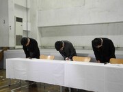 頭を下げる次長課長・河本（中央）、竹中功 よしもとクリエイティブ・エージェンシー専務取締役（左）、渡邊宙志 吉本興業法務本部長（右）。