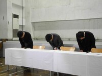 頭を下げる次長課長・河本（中央）、竹中功 よしもとクリエイティブ・エージェンシー専務取締役（左）、渡邊宙志 吉本興業法務本部長（右）。