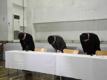 頭を下げる次長課長・河本（中央）、竹中功 よしもとクリエイティブ・エージェンシー専務取締役（左）、渡邊宙志 吉本興業法務本部長（右）。